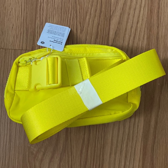 ❤️ Lululemon Sonic Yellow Extended Strap Everywhere Belt Bag NWT - Picture 5 of 13